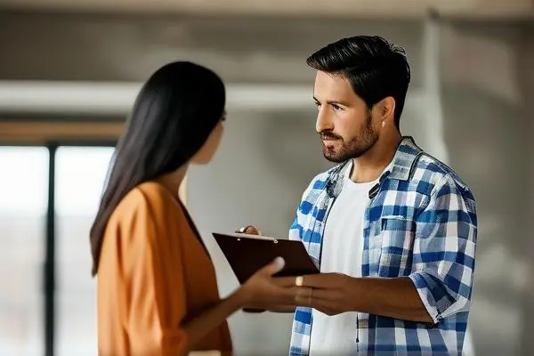 業(yè)主與裝修公司設計師討論裝修方案